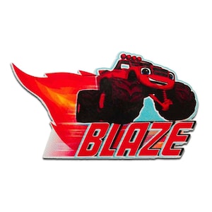 Può includere: Un monster truck rosso con pneumatici neri e un volto sorridente, con un design a fiamma rossa. La parola "BLAZE" è scritta in lettere rosse con un contorno bianco.