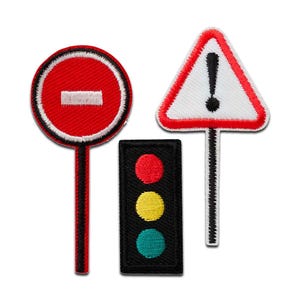Peut inclure: Trois patchs brodés thermocollants représentant des panneaux de signalisation. Le premier patch est un cercle rouge avec une ligne horizontale blanche au centre. Le deuxième patch est un feu de circulation noir avec des feux rouges, jaunes et verts. Le troisième patch est un triangle blanc avec une bordure rouge et un point d'exclamation au centre.