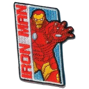 Könnte beinhalten: Gestickter Aufnäher mit Iron Man in einer dynamischen Pose. Der Aufnäher zeigt Iron Man in seiner ikonischen rot-goldenen Rüstung, vor einem blauen Hintergrund. Die Worte "IRON MAN" sind vertikal in Rot dargestellt.