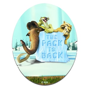 Peut inclure: Un bloc de glace bleu avec les mots "The Pack is Back" dessus. Un mammouth, un paresseux et un tigre à dents de sabre tiennent le bloc de glace. L'arrière-plan est un paysage enneigé. © FOX