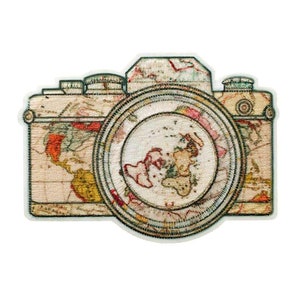 Könnte beinhalten: Eine Kamera im Vintage-Stil mit einem Weltkarten-Design. Das Kameraobjektiv ist eine kreisförmige Weltkarte mit Kontinenten in verschiedenen Farben.