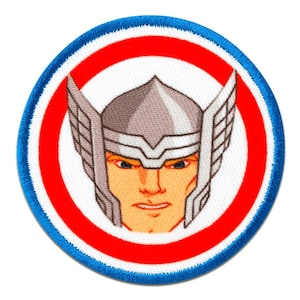 Könnte beinhalten: Runder, gestickter Aufnäher mit einer stilisierten Darstellung von Thors Gesicht. Das Design umfasst einen silbernen Helm mit Flügeln, einen roten und weißen kreisförmigen Hintergrund und einen blauen Rand. Für Kleidung oder Accessoires.