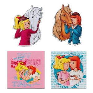 Könnte beinhalten: Vier gestickte Bügelbilder mit Comic-Mädchen und Pferden. Die Patches sind rosa, blau, weiß und braun. Der Text auf einem Patch lautet "Best Friends Forever".
