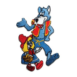 Könnte beinhalten: Gestickter Aufnäher mit einer Cartoon-Darstellung von Rotkäppchen und dem bösen Wolf. Der Wolf ist blau mit einer roten Weste, und Rotkäppchen trägt eine rote Kapuze und trägt einen Korb. Der Aufnäher befindet sich auf weißem Hintergrund.