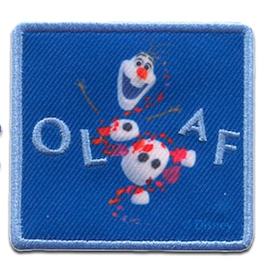 Può includere: Una toppa quadrata blu con il personaggio Olaf di Frozen. Olaf è raffigurato in un design frammentato con accenti rossi e bianchi. Il nome "OLAF" è scritto in lettere bianche. La toppa ha un bordo blu.