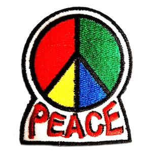 Pode incluir: Um remendo com um símbolo da paz colorido com a palavra "PEACE" escrita em vermelho abaixo. O símbolo da paz é composto por quatro cores: vermelho, verde, amarelo e azul.
