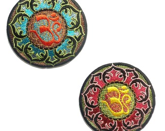 Toppa Ricamata Aum Om Buddista - Diametro 8 Cm - Termoadesiva E Da Cucire, Colori Arcobaleno - 3