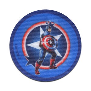 Könnte beinhalten: Ein runder, blauer Captain America Aufnäher. Das Design zeigt den Superhelden mit seinem Schild, einen weißen Stern und rot-weiße Streifen auf blauem Hintergrund. Der Aufnäher hat eine strukturierte Oberfläche. Der Durchmesser beträgt ca. 7.6 cm.