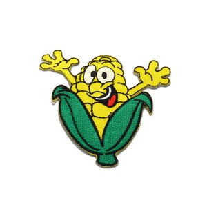 Op de afbeelding: Geborduurde patch met een vrolijke cartoon maïskolf. De maïs is geel met een lachend gezicht en uitgestrekte armen, die uit groene bladeren komt. De patch staat op een witte achtergrond.