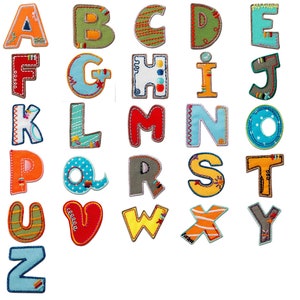 Op de afbeelding: Een set van 26 kleurrijke vilt alfabetletters, elk met een uniek ontwerp en stiksels. De letters zijn alfabetisch gerangschikt en perfect voor knutselprojecten, scrapbooking of om een vleugje whimsy toe te voegen aan elke ruimte.