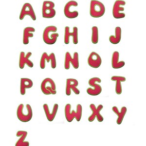 Op de afbeelding: Een compleet alfabet van A tot Z in hoofdletters. Elke letter is helderrood met een gouden rand. De letters zijn gerangschikt in rijen op een witte achtergrond, perfect voor educatieve doeleinden.