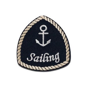 Könnte beinhalten: Ein gestickter Aufnäher in Schwarz und Weiß mit einem weißen Anker und dem Wort "Sailing" in einem weißen seilähnlichen Rand.