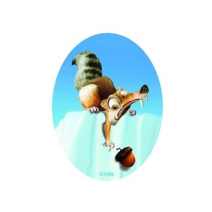 Peut inclure: Image de dessin animé de Scrat, l'écureuil des films L'Âge de glace, accroché à un iceberg. Il regarde une noisette avec une expression frénétique. Le fond est un ciel bleu. Le logo FOX est en bas.