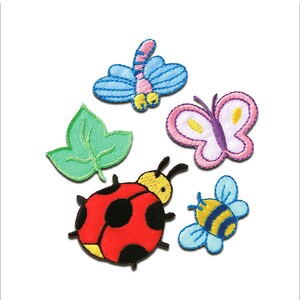 Pode incluir: Patches bordados com uma joaninha, uma abelha, duas borboletas e uma folha verde. A joaninha é vermelha com pintas pretas, a abelha é amarela e azul, e as borboletas são rosa e azuis. A folha é verde.