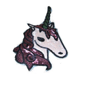 Può includere: Un'applicazione di unicorno in paillettes rosa e bianche con un corno verde. L'unicorno ha una criniera e una coda rosa.
