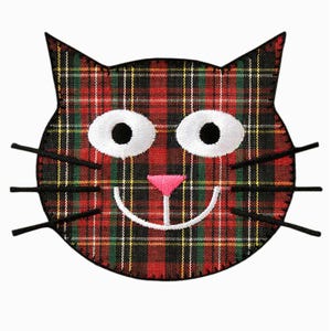 Può includere: Una toppa ricamata a forma di gatto con un motivo a quadri rosso, nero, verde e giallo. Il design presenta grandi occhi bianchi con pupille nere, un piccolo naso triangolare rosa, una bocca bianca ricamata e sei baffi neri in filo.