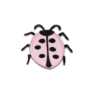 Op de afbeelding: Een roze lieveheersbeestjespatch met zwarte stippen en een zwarte omtrek. Het lieveheersbeestje heeft zes zwarte poten en twee antennes. Deze geborduurde patch is ideaal voor het versieren van kleding of accessoires.