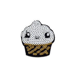Puede incluir: Un cupcake blanco con una cara linda, hecho de lentejuelas, con un fondo negro y dorado.