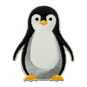Op de afbeelding: Geborduurde pinguïn patch met een witte buik, zwarte vleugels en kop, en een gele snavel en voeten. De patch is ontworpen met een gedetailleerd stikselpatroon, perfect voor het toevoegen aan kleding of accessoires.