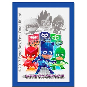 Könnte beinhalten: Rechteckiges Bild mit blauem Rand, das Charaktere aus der Zeichentrickserie PJ Masks zeigt. Das Bild enthält den Text „WE'RE ON OUR WAY!“ und die Copyright-Informationen. Die Charaktere sind in leuchtenden Farben.