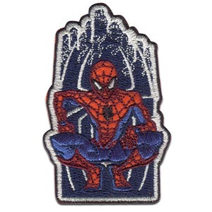Może przedstawiać: Haftowana naszywka przedstawiająca Spider-Mana w pozycji kucznej. Naszywka ma niebieskie tło z motywem krajobrazu miejskiego i białą obwódką. Spider-Man jest przedstawiony w swoim klasycznym czerwono-niebieskim kostiumie.