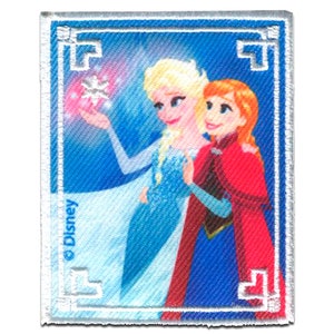 Può includere: Una toppa ricamata blu e bianca con i personaggi Disney Elsa e Anna del film Frozen. Elsa tiene un fiocco di neve e Anna indossa un mantello rosso. La toppa ha un bordo bianco con un bordo interno blu e il testo "© Disney" in basso a sinistra.