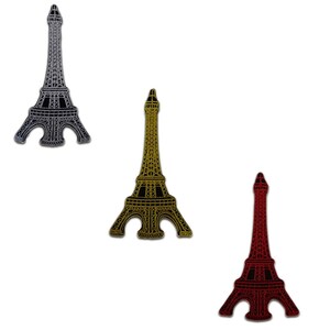 Può includere: Tre toppe della Torre Eiffel in argento, oro e rosso. Ogni toppa presenta l'iconico design della torre con dettagli intricati. Le toppe sono probabilmente per scopi decorativi, come su vestiti o borse.