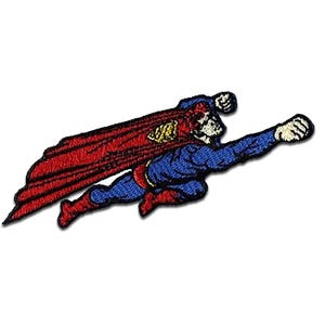 Pode incluir: Patch bordado com um super-herói em voo. O personagem usa um traje azul e uma capa vermelha. O patch tem um design detalhado com um estilo de banda desenhada clássico.