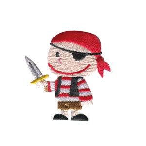 Könnte beinhalten: Gestickter Bügelaufkleber mit einem Cartoon-Piraten mit rotem Bandana, Augenklappe, gestreiftem Hemd und einem Schwert.