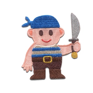 Può includere: Toppa ricamata da stirare con un pirata dei cartoni animati che tiene una spada. Il pirata indossa una bandana blu, una camicia a righe, pantaloni marroni e stivali marroni.
