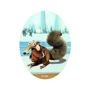 Könnte beinhalten: Ovaler Aufkleber mit der Zeichentrickfigur Scrat aus den Ice Age-Filmen. Scrat, ein braunes Eichhörnchen mit großen Augen, hält eine große Eichel. Der Hintergrund zeigt eine verschneite Landschaft. Der Aufkleber hat das Copyright-Symbol und das Wort "FOX".