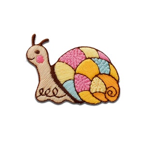 Peut inclure: Un patch brodé de couleur représentant un escargot avec une coquille brune et un visage rose. La coquille est composée de différentes couleurs, dont le jaune, le rose, le bleu et l'orange.