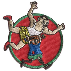 Op de afbeelding: Een geborduurde patch met een cartoon van een man en een kind in een rode cirkel met een groene rand. De man draagt een wit tanktop en een gele broek, en het kind draagt een blauw shirt en een groene broek. De man houdt het kind vast in een worstelgreep.