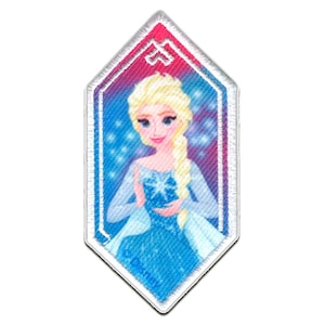 Può includere: Toppa a forma di diamante con Elsa di Frozen. Elsa è raffigurata con capelli biondi e un vestito blu, che tiene in mano un fiocco di neve. Lo sfondo passa dal blu al rosa, con un bordo bianco.