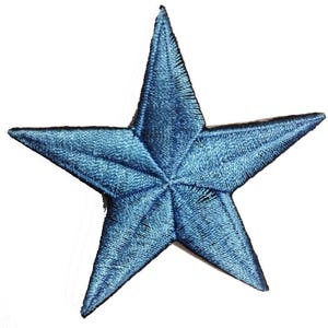 Könnte beinhalten: Ein blauer gestickter Stern-Patch. Der Stern ist ein fünfzackiger Stern mit einer leicht strukturierten Oberfläche.