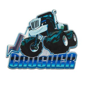 Può includere: Una toppa con un monster truck dei cartoni animati chiamato "Crusher". Il camion è principalmente nero e blu con pneumatici grandi e strutturati. Il nome "Crusher" è visualizzato in un carattere blu bordato. Una forma di fulmine incornicia il camion.