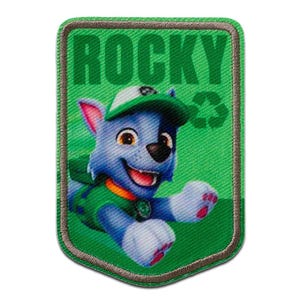 Op de afbeelding: Een groen en blauw geborduurde patch met het personage Rocky van Paw Patrol. De patch heeft een groene rand en de naam "ROCKY" in grote groene letters. Er is ook een recyclingsymbool aanwezig.
