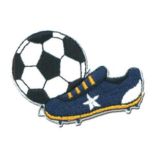 Könnte beinhalten: Gestickter Aufnäher mit einem Fußball und einem Fußballschuh. Der Fußball ist schwarz und weiß, der Schuh marineblau mit gelben und weißen Akzenten. Ideal für Sportbegeisterte und Bastelprojekte.