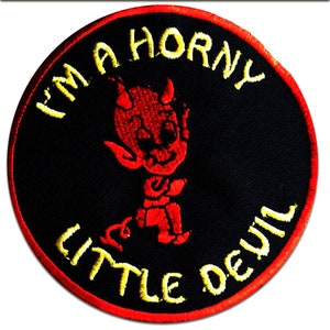 Op de afbeelding: Een geborduurde patch in zwart en rood met een cartoon duivel en de tekst "I'm a Horny Little Devil".
