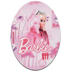 Könnte beinhalten: Ein ovaler Stoffaufnäher mit einer rosafarbenen Grafik einer Puppe mit blondem Haar und Sonnenbrille. Das Design enthält den weißen Schreibschrift-Schriftzug Barbie, den Blocktext BARBIE und den Copyright-Hinweis 2023 Mattel auf der Oberfläche.