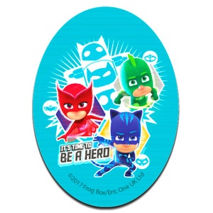 Op de afbeelding: Een blauwe ovale sticker met drie cartoonfiguren die maskers dragen. De figuren zijn rood, groen en blauw. De tekst op de sticker luidt "It's time to be a hero" en "©2017 Frog Box/Ent. One UK Ltd".