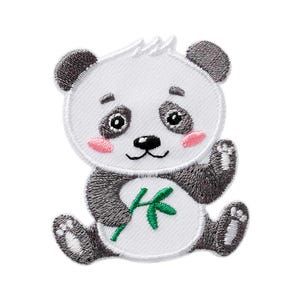 Peut inclure: Écusson brodé d'un panda avec un corps blanc, des accents noirs et gris et une brindille de bambou verte. Le panda a des joues roses et fait un signe de la main. Pour vêtements et accessoires.