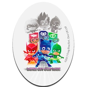 Könnte beinhalten: Ein ovaler Aufkleber mit den PJ Masks-Charakteren. Das Design umfasst die Charaktere Catboy, Eulette und Gecko in ihren Superhelden-Kostümen sowie die Bösewichte. Der Text "WE'RE ON OUR WAY!" ist unten zu sehen.