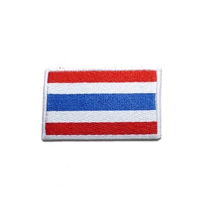 Könnte beinhalten: Ein gestickter Aufnäher mit der Flagge Thailands, mit roten, weißen und blauen Streifen.