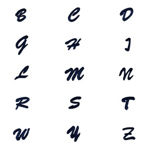 Op de afbeelding: Een verzameling handgeschreven hoofdletters en kleine letters in een donkerblauwe kleur. De letters worden in een cursieve stijl weergegeven, waarbij elke letter duidelijk herkenbaar is tegen een witte achtergrond.