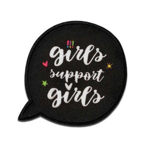 Op de afbeelding: Zwart-witte strijkpatch met een spraakballonontwerp. De tekst in de spraakballon luidt "girls support girls" met kleurrijke harten en sterren.