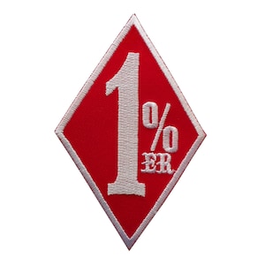 Może przedstawiać: Czerwony łaty w kształcie rombu z białym haftem, na którym widnieje napis "1%er".