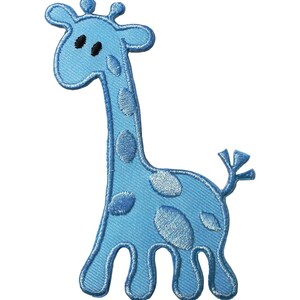 Puede incluir: Un parche de hierro azul bordado de una jirafa de dibujos animados con manchas blancas.