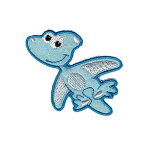 Peut inclure: Un patch thermocollant brodé représentant un dinosaure de dessin animé bleu avec des yeux blancs et un sourire blanc.