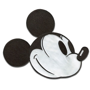 Könnte beinhalten: Schwarz-weiß gestickter Aufnäher von Mickey Mouse' Gesicht mit großen Ohren.